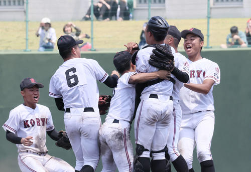 広島商対広陵　優勝を決めて喜ぶ真鍋（右）ら広陵の選手たち（撮影・加藤孝規））