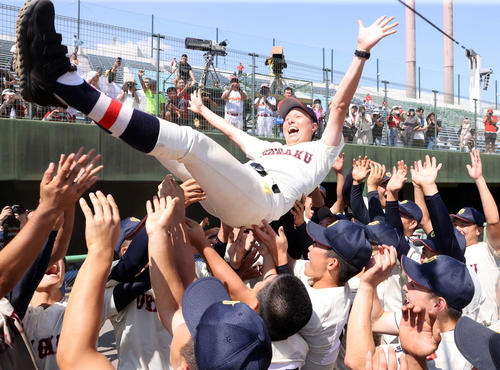 浦和学院対花咲徳栄　優勝し胴上げされる浦和学院・森監督（撮影・鈴木正人）