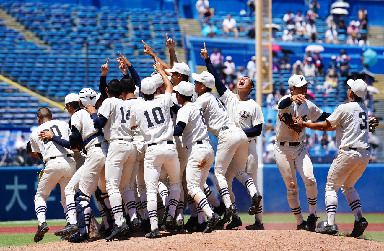 日大鶴ケ丘対日大三　甲子園出場を果たし歓喜する日大三ナイン（撮影・横山健太）
