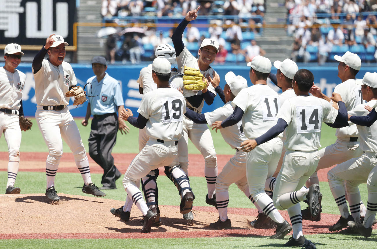 日大鶴ケ丘対日大三　優勝を決め、歓喜に沸く日大三ナイン（撮影・宮地輝）