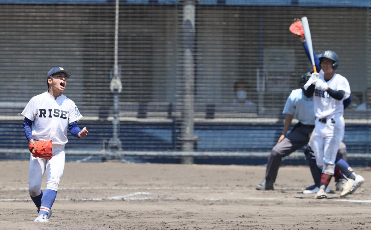 関大北陽対履正社　9回表関大北陽2死一塁、増田（左）は最終打者石田を空振り三振にとりガッツポーズ（撮影・上山淳一）