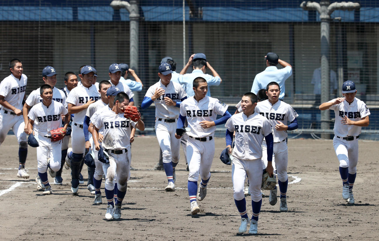 関大北陽対履正社　関大北陽に勝利し、応援席へあいさつに向かう履正社ナイン（撮影・上山淳一）