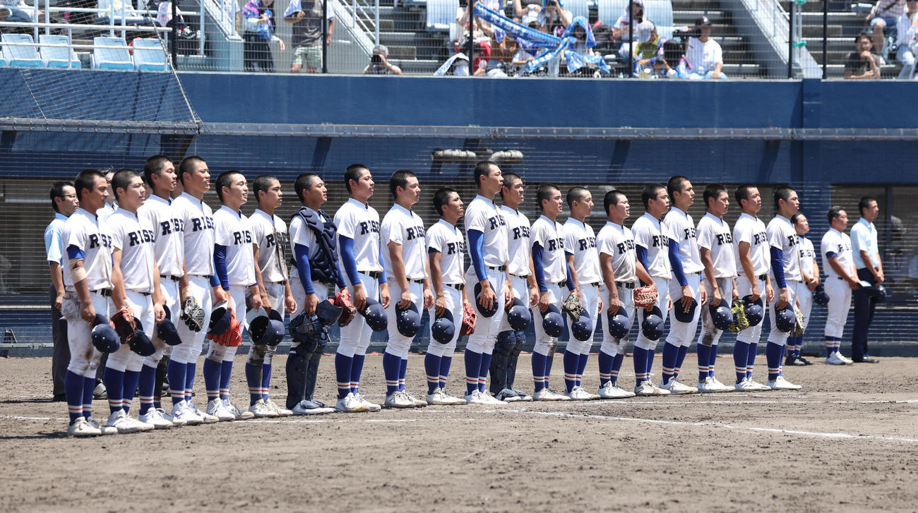 関大北陽対履正社　関大北陽に勝利して校歌斉唱で整列する履正社ナイン（撮影・白石智彦）