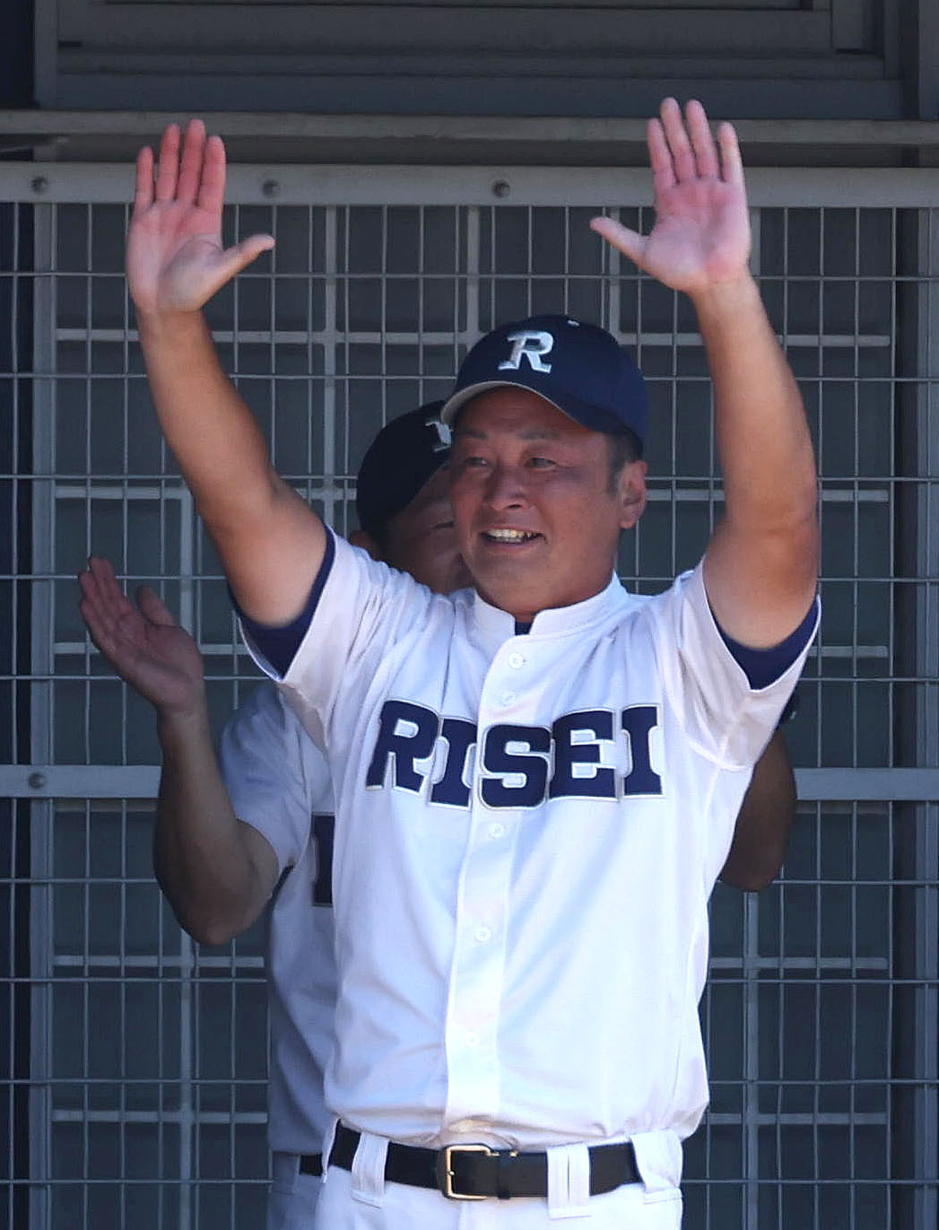 関大北陽対履正社　7回裏履正社無死、代打坂根の左越え本塁打に両手を上げて出迎える多田監督（撮影・白石智彦）