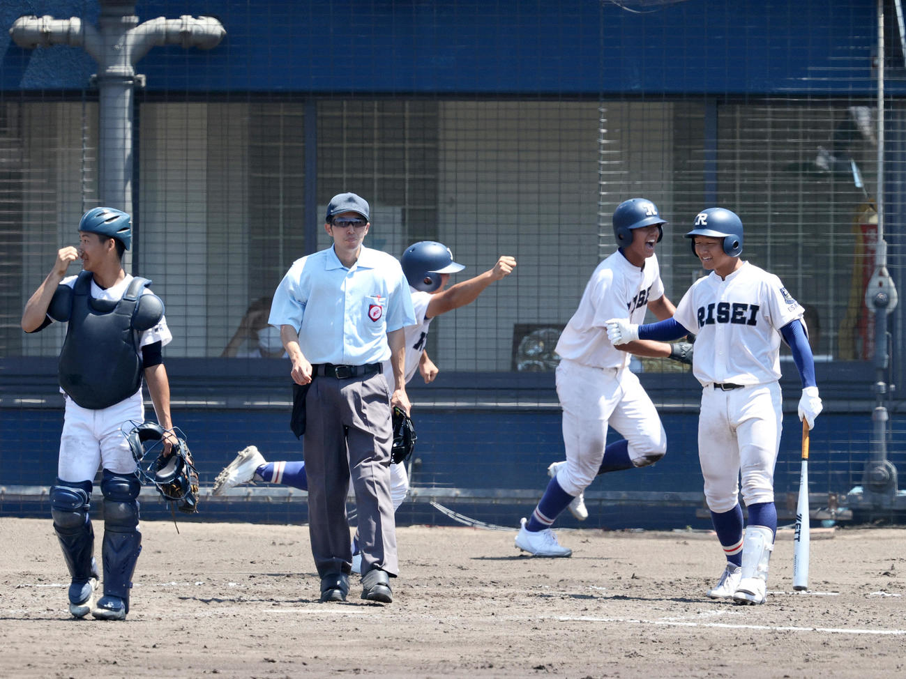 関大北陽対履正社　3回裏履正社無死満塁、小川の左前2点適時打で同点とし盛り上がる履正社の選手ら（撮影・上山淳一）