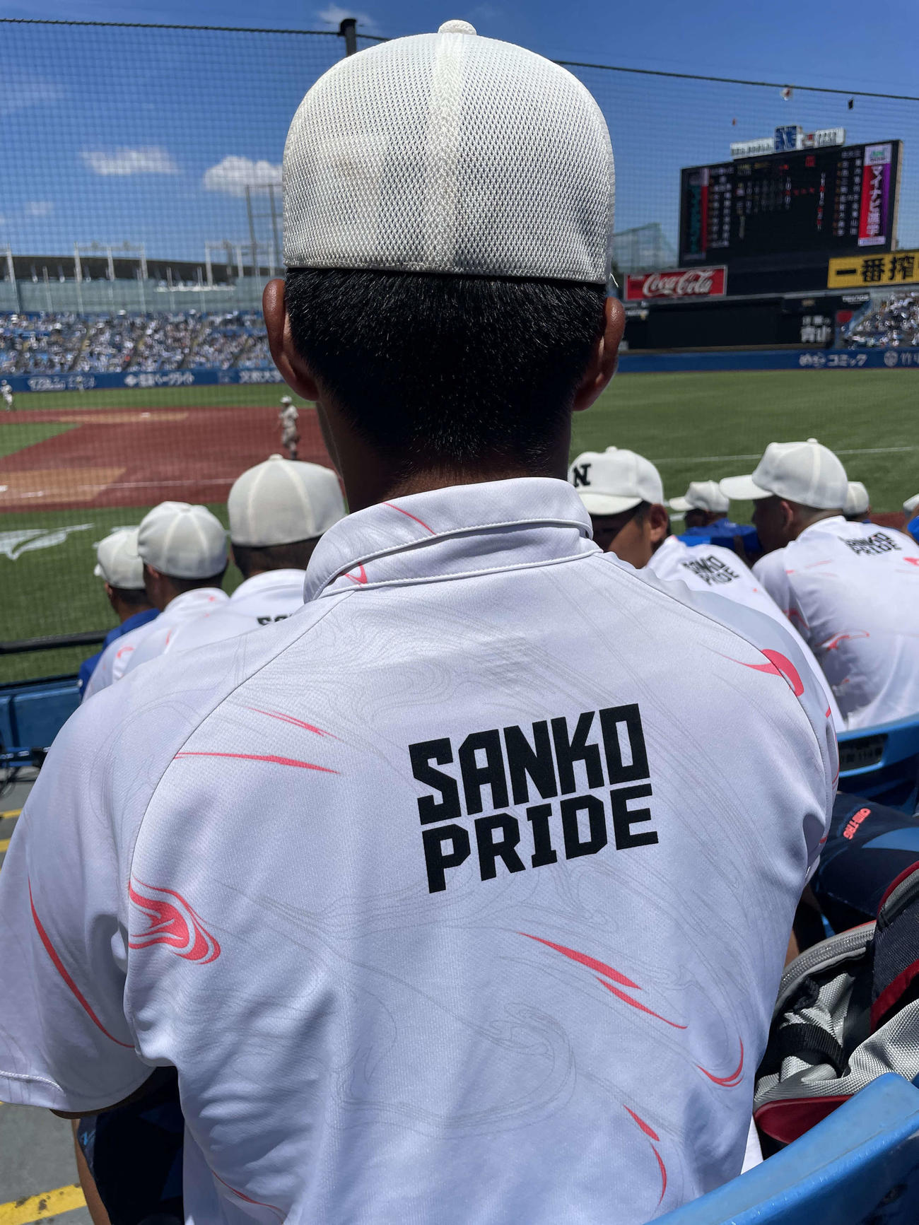 日大鶴ケ丘対日大三　日大三の1年生部員が着用している学年シャツ（撮影・保坂恭子）