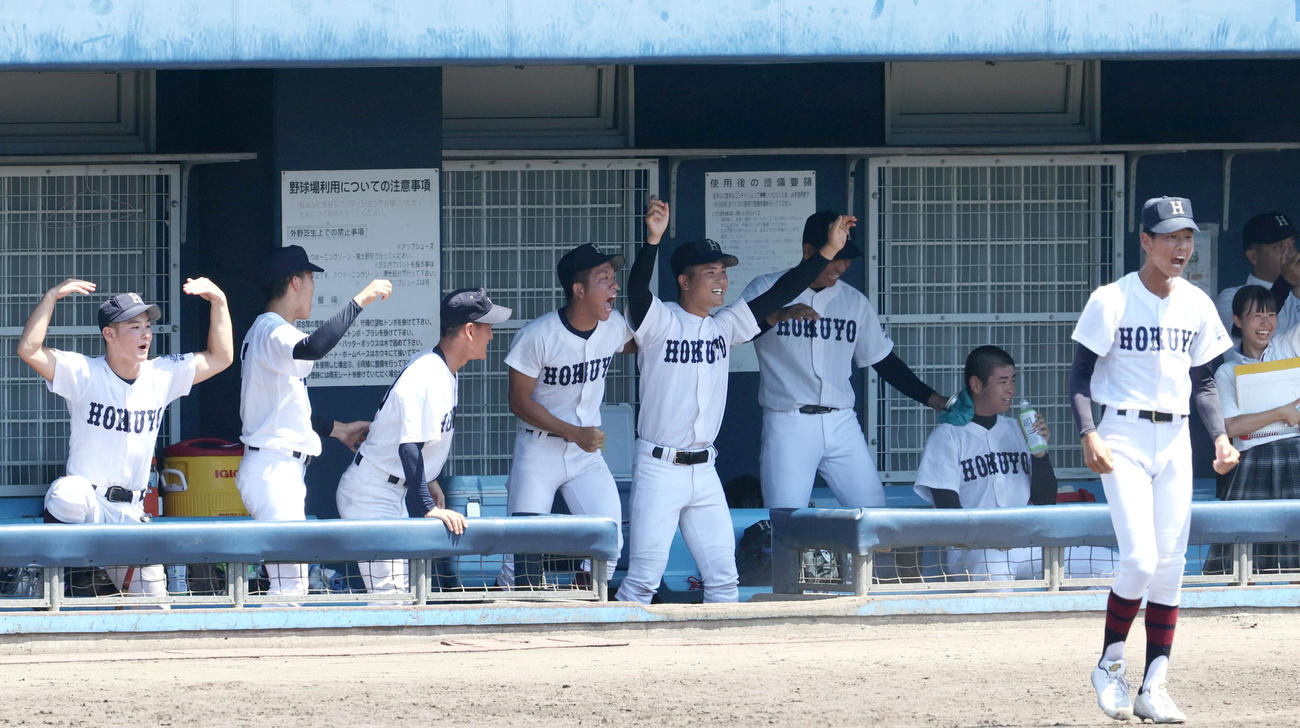 関大北陽対履正社　3回表関大北陽1死満塁、中村の左前2点適時打で盛り上がる関大北陽の選手たち（撮影・上山淳一）