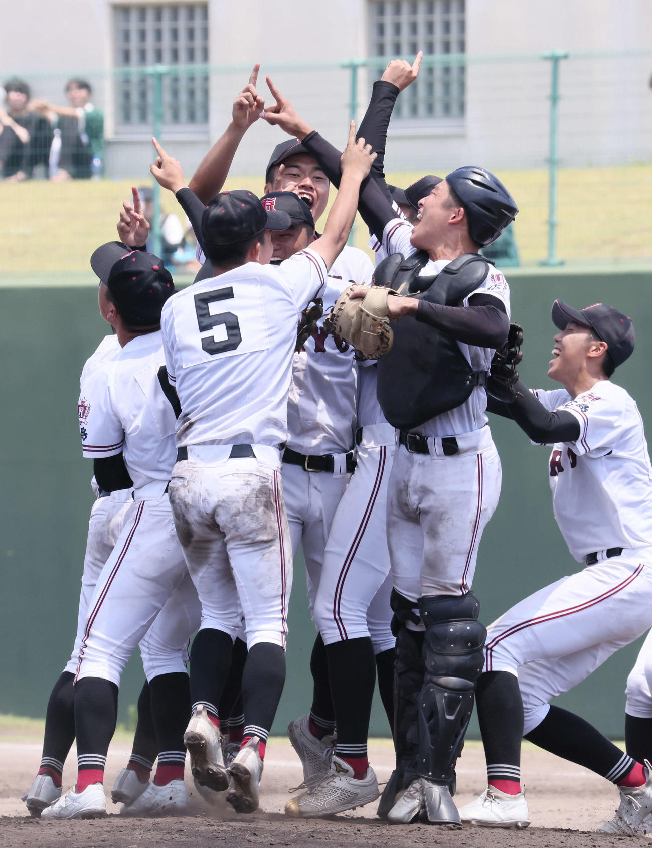 広陵対広島商　優勝を決め、喜ぶ真鍋慧（中央）ら広陵ナイン（撮影・加藤孝規）