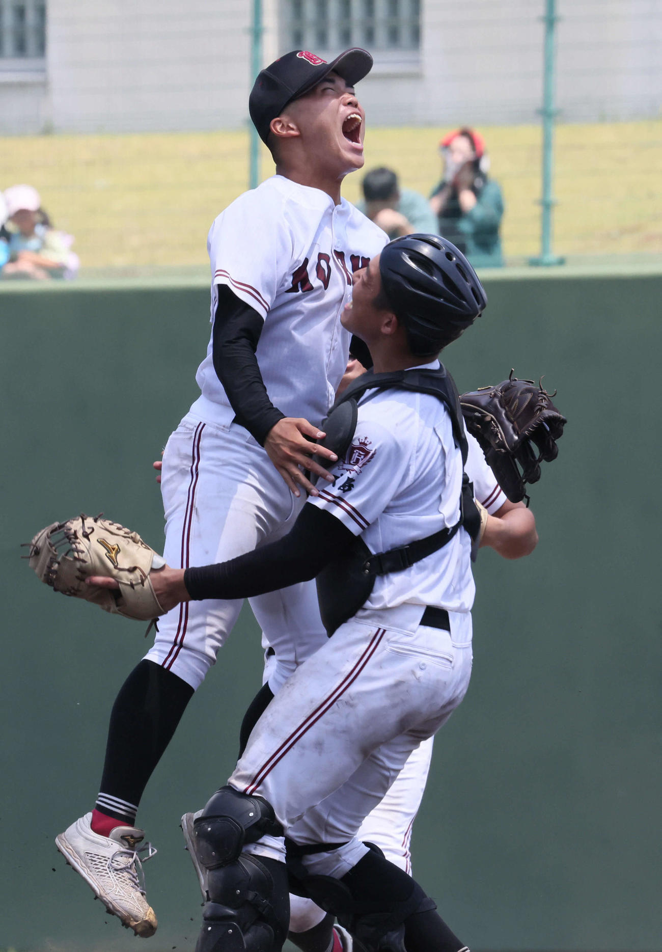 高校野球広島大会決勝　広島商業対広陵　優勝を決め、喜ぶ真鍋慧（右）ら広陵ナイン（撮影・加藤孝規）