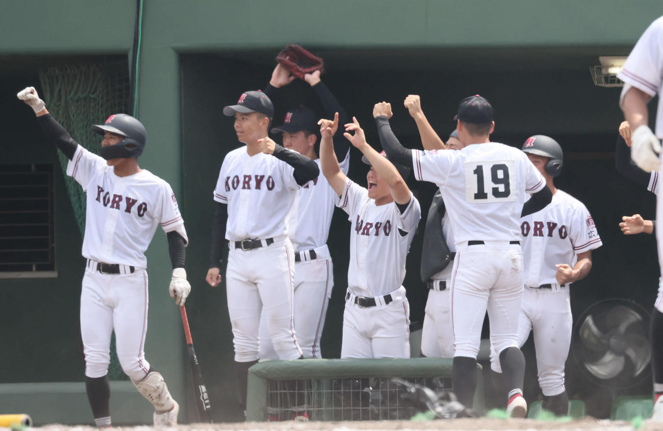 高校野球広島大会決勝　広島商業対広陵　3回裏1死満塁、只石の勝ち越し左2点適時打に沸く広陵ベンチ（撮影・加藤孝規）