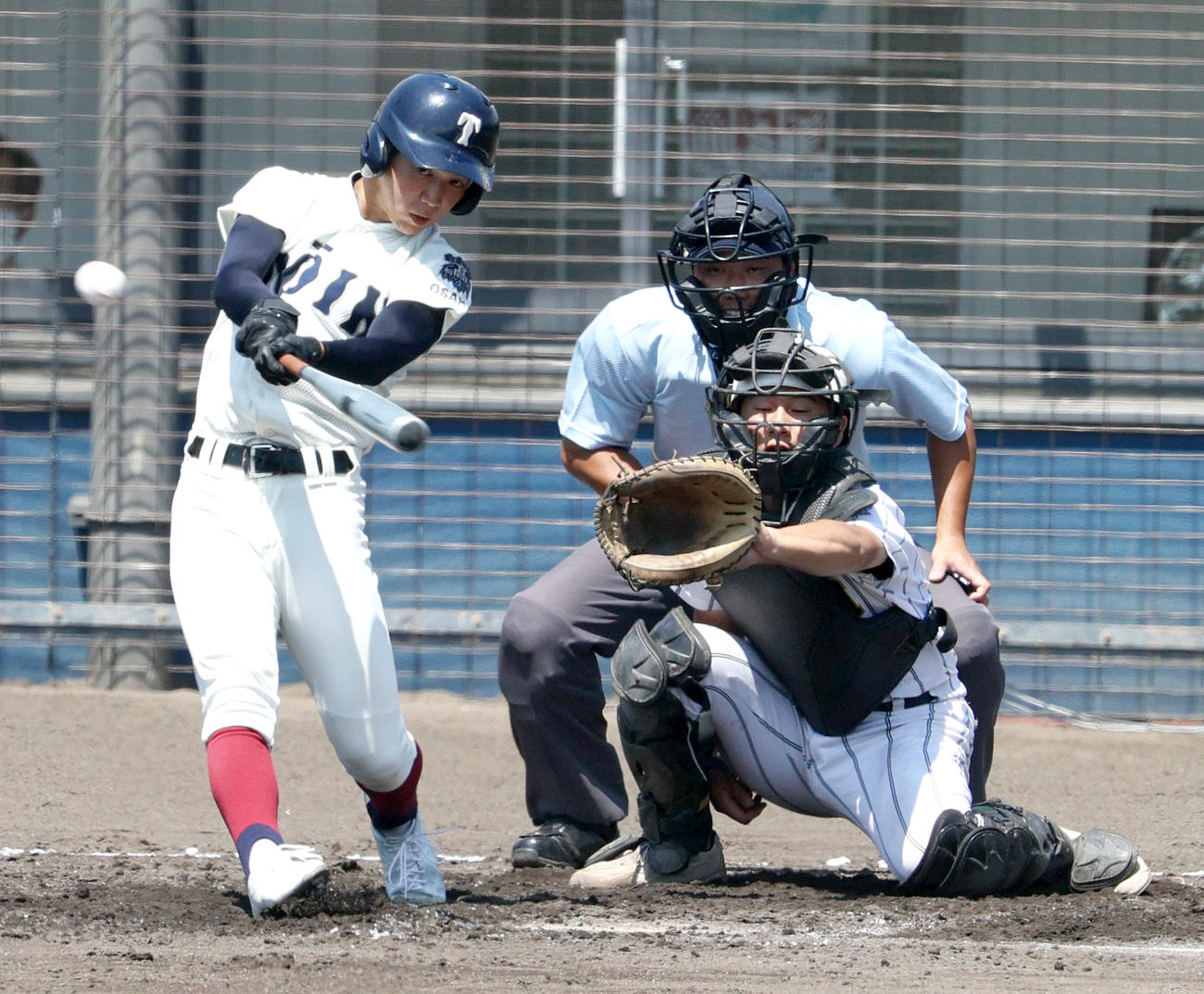 箕面学園対大阪桐蔭　2回裏大阪桐蔭2死二塁、吉田は右前適時打を放ち1－1とする（撮影・上山淳一）
