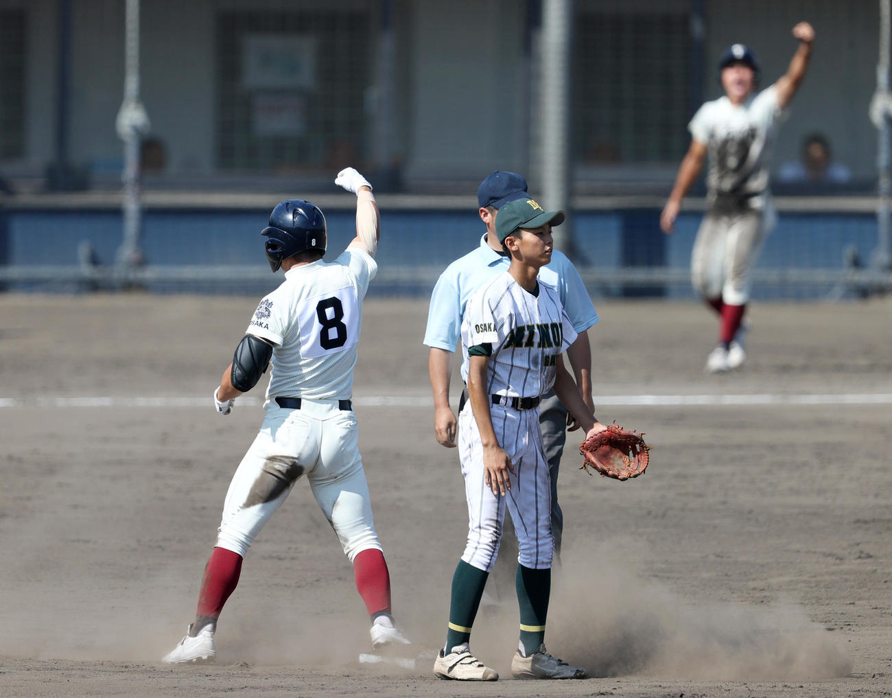 箕面学園対大阪桐蔭　8回裏大阪桐蔭2死三塁、代打長沢（左）は左適時二塁打を放ち喜ぶ。投手島津（撮影・上山淳一）
