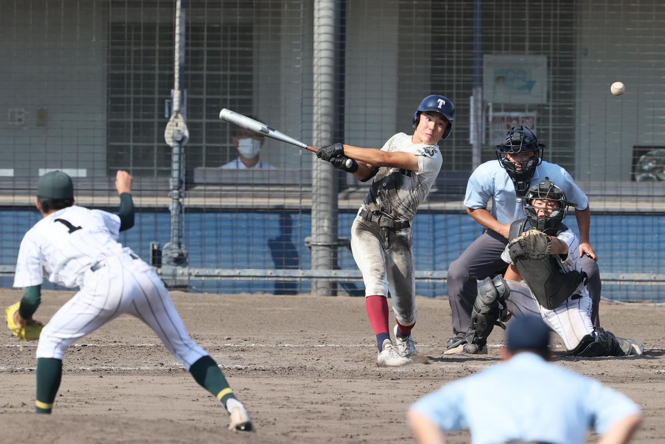 箕面学園対大阪桐蔭　タイブレーク10回裏大阪桐蔭1死二、三塁、山田はサヨナラ左前適時打を放つ（撮影・上山淳一）