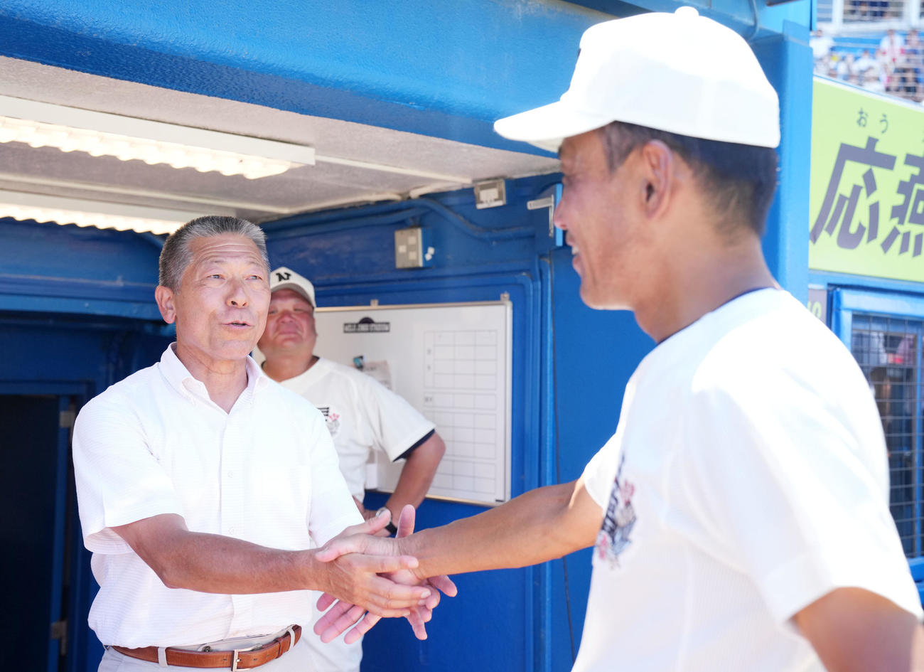 日大鶴ケ丘対日大三　試合を終え、日大三・三木監督（右）と握手を交わす小倉全由氏（撮影・横山健太）