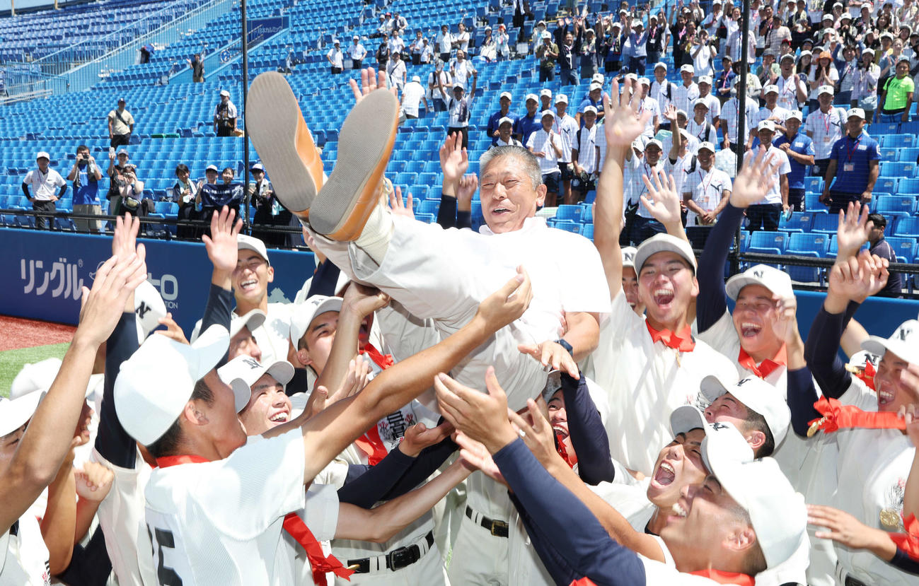 日大鶴ケ丘対日大三　優勝して選手たちに胴上げされ、笑顔の日大三・小倉前監督（撮影・宮地輝）