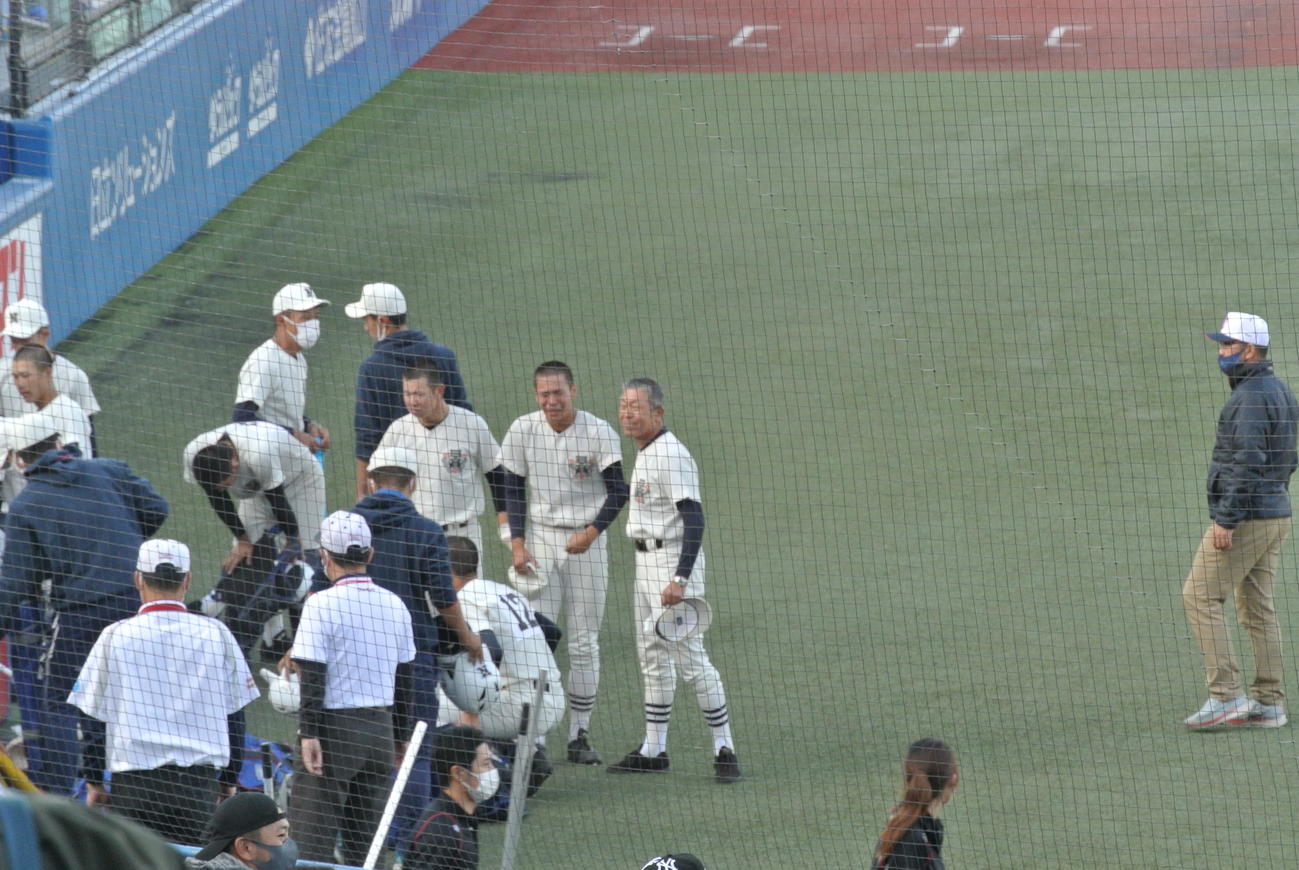 昨秋東京都大会決勝の東海大菅生戦で敗れた試合後、この試合が公式戦最後の試合だった小倉全由監督（当時）にねぎらわれる先発した安田
