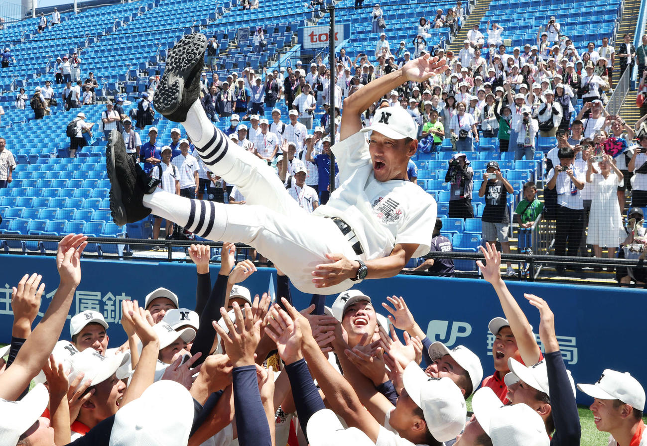 日大三対日大鶴ケ丘　優勝して選手たちに胴上げされ、笑顔の日大三・三木監督（撮影・宮地輝）