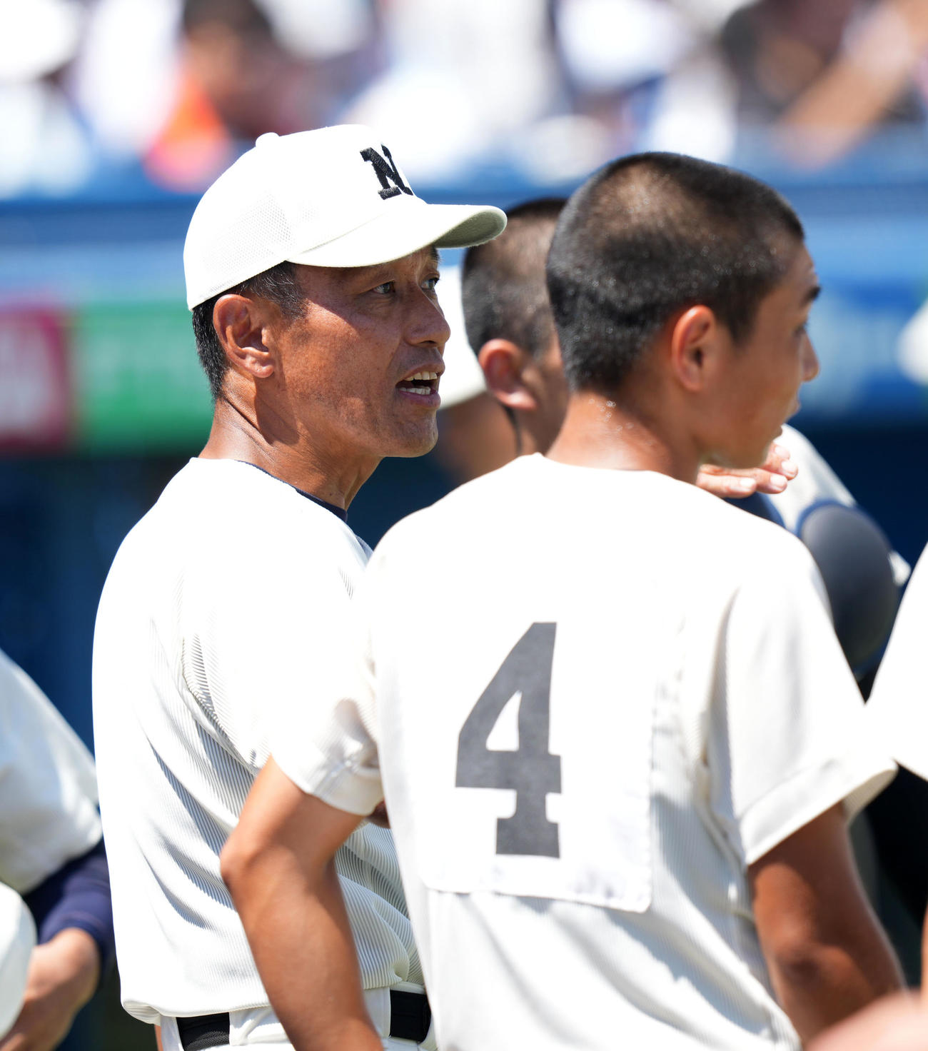 日大鶴ケ丘対日大三　ナインに指示を出す日大三・三木監督（左）（撮影・横山健太）