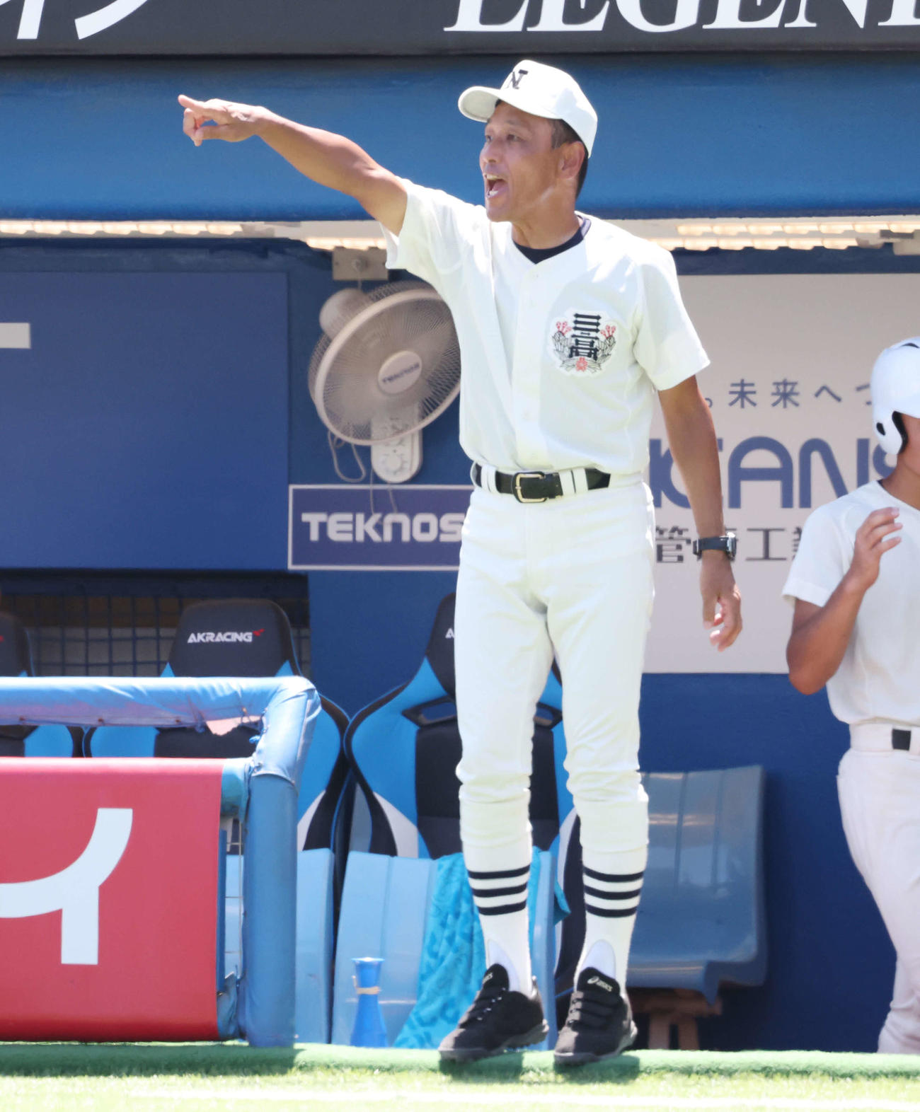 日大鶴ケ丘対日大三　ベンチから指示を出す日大三・三木監督（撮影・宮地輝）