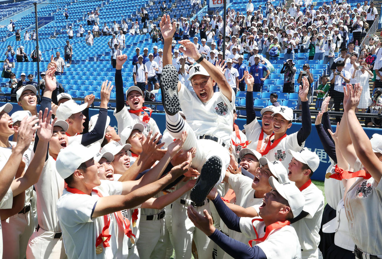 日大鶴ケ丘対日大三　優勝して選手たちに胴上げされ、笑顔の日大三・三木監督（撮影・宮地輝）