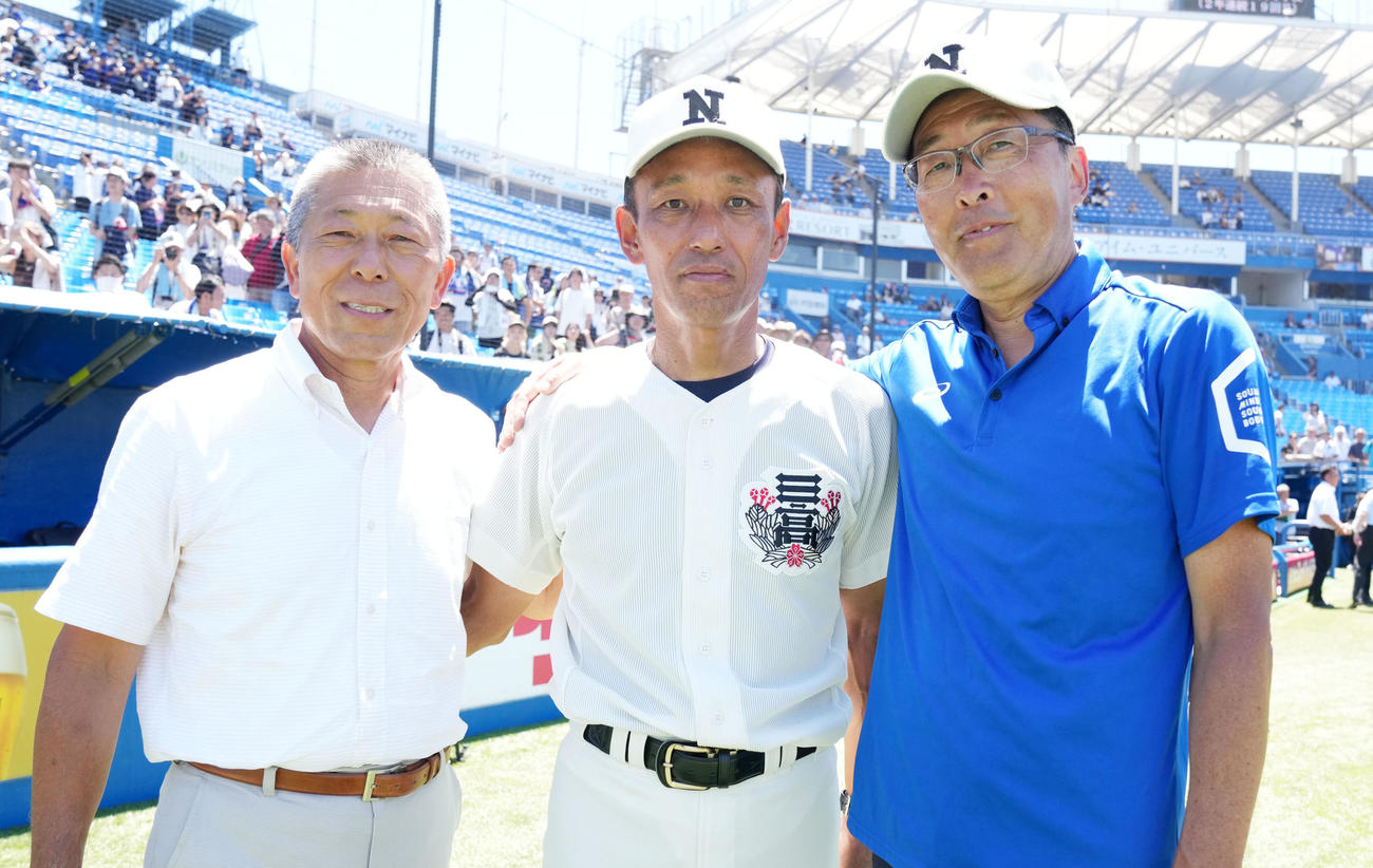 日大鶴ケ丘対日大三　笑顔を見せる、左から小倉全由氏、日大三・三木監督、細谷尚央先生（撮影・横山健太）