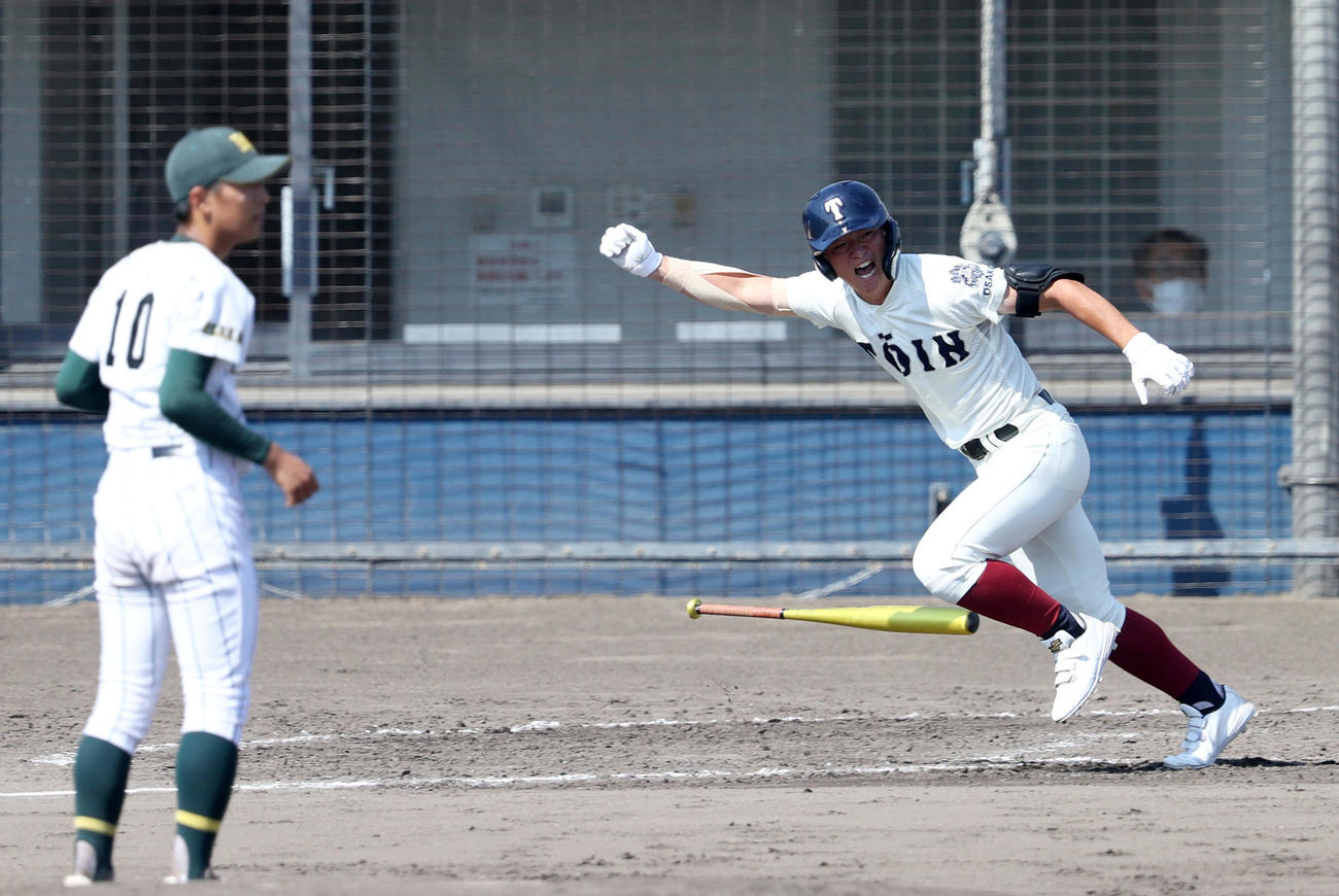 大阪桐蔭対箕面学園　8回裏大阪桐蔭2死三塁、代打長沢は左適時二塁打を放ち喜ぶ。投手島津（撮影・上山淳一）