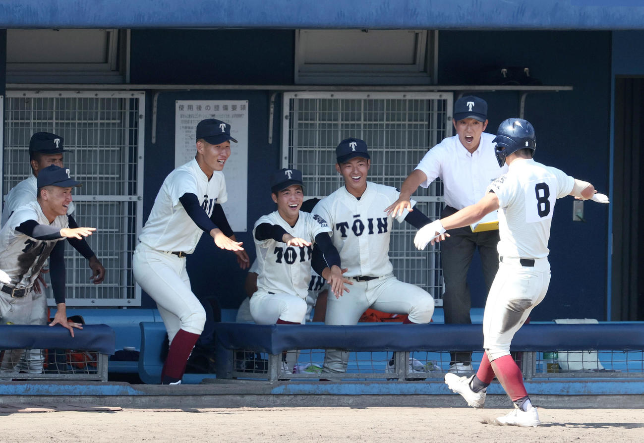 大阪桐蔭対箕面学園　8回裏大阪桐蔭2死三塁、代打長沢（手前）は左適時二塁打を放ち交代となりベンチのナインから祝福を受ける（撮影・上山淳一）