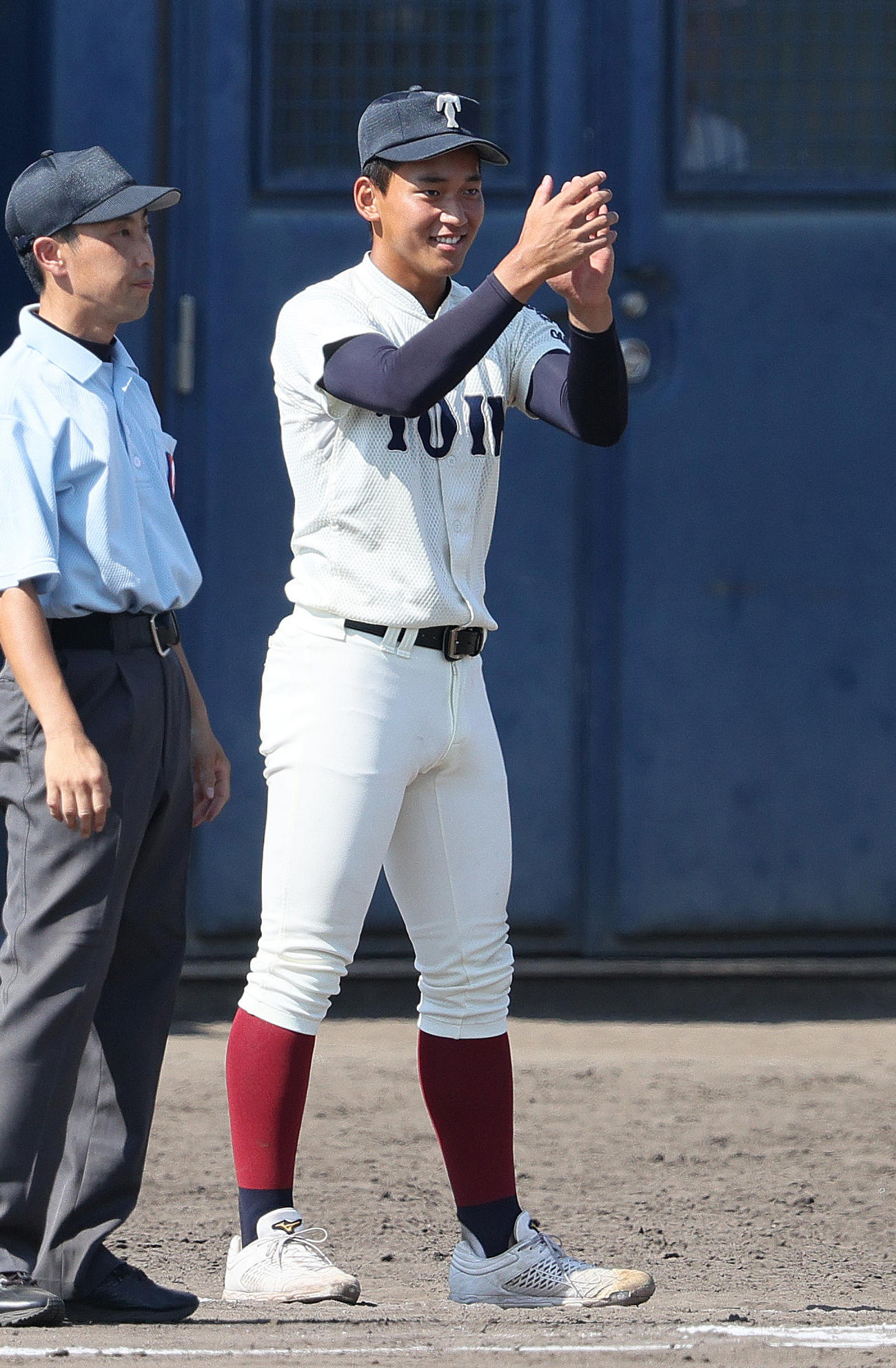 箕面学園対大阪桐蔭　8回裏大阪桐蔭2死三塁、前田（右）は同点の左適時二塁打を放った長沢に笑顔で拍手する（撮影・上山淳一）