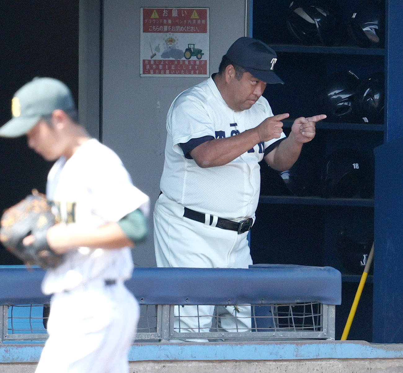 箕面学園対大阪桐蔭　7回裏、大阪桐蔭の西谷監督（右）はベンチから指示を出す（撮影・上山淳一）