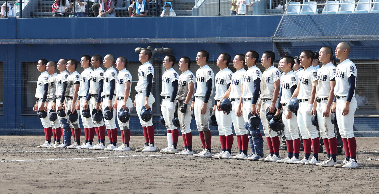 箕面学園対大阪桐蔭　箕面学園にサヨナラ勝ちをして校歌斉唱で整列する大阪桐蔭ナイン（撮影・白石智彦）