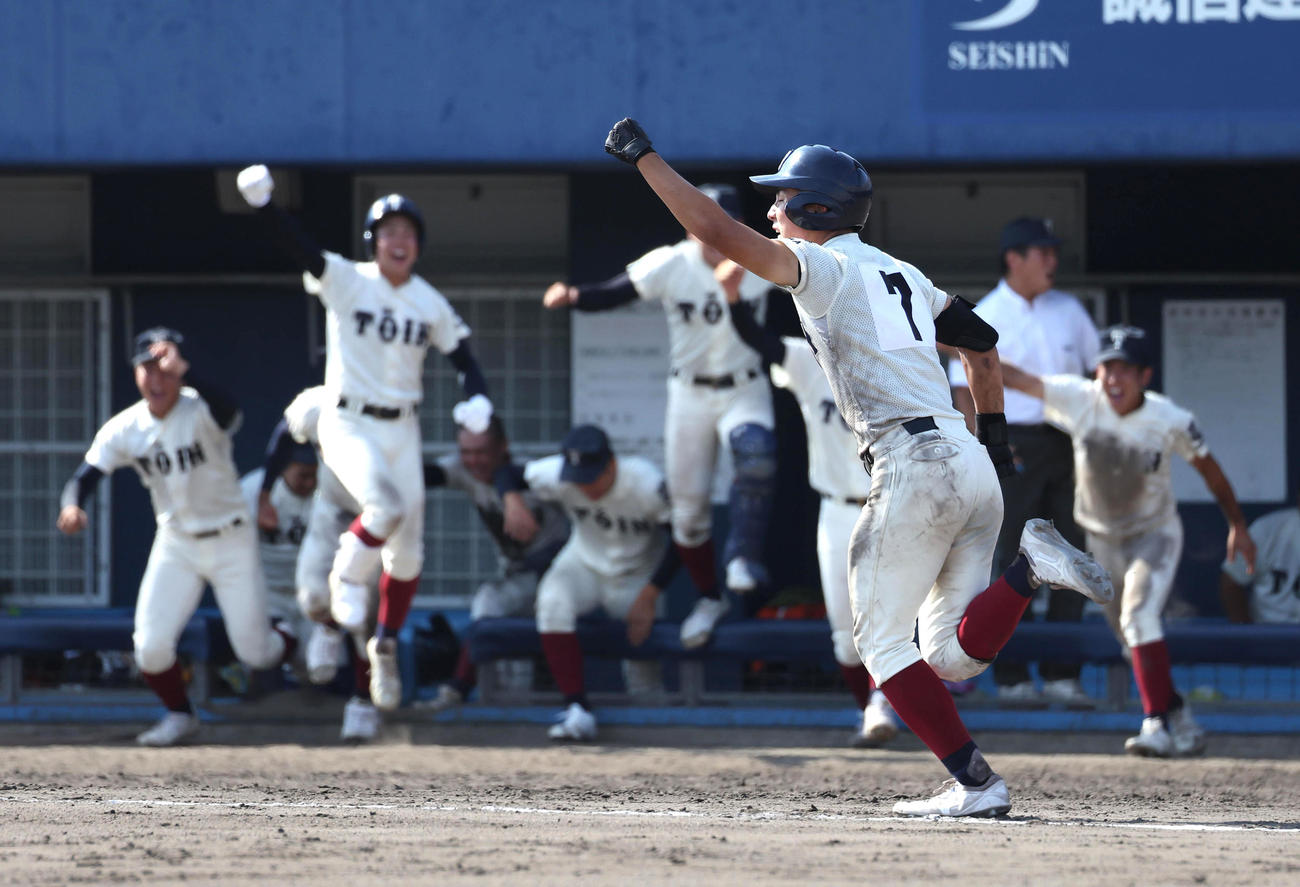 箕面学園対大阪桐蔭　タイブレーク10回裏大阪桐蔭1死二、三塁、山田（右）は左にサヨナラ適時打を放ち歓喜のガッツポーズをする（撮影・白石智彦）