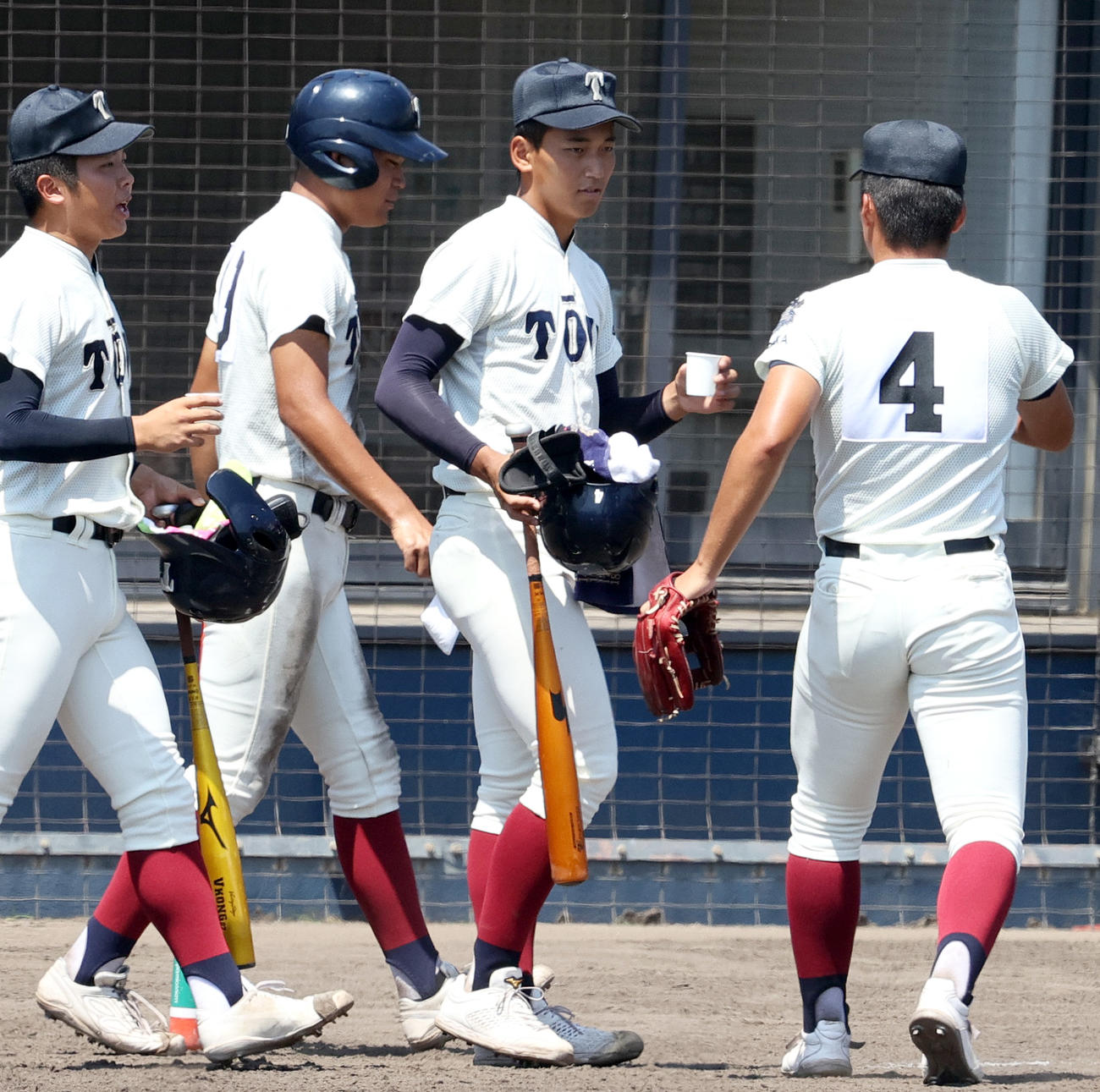 箕面学園対大阪桐蔭　2回裏の攻撃を前に大阪桐蔭の前田（左から3人目）は村本（右）に水を渡す（撮影・上山淳一）