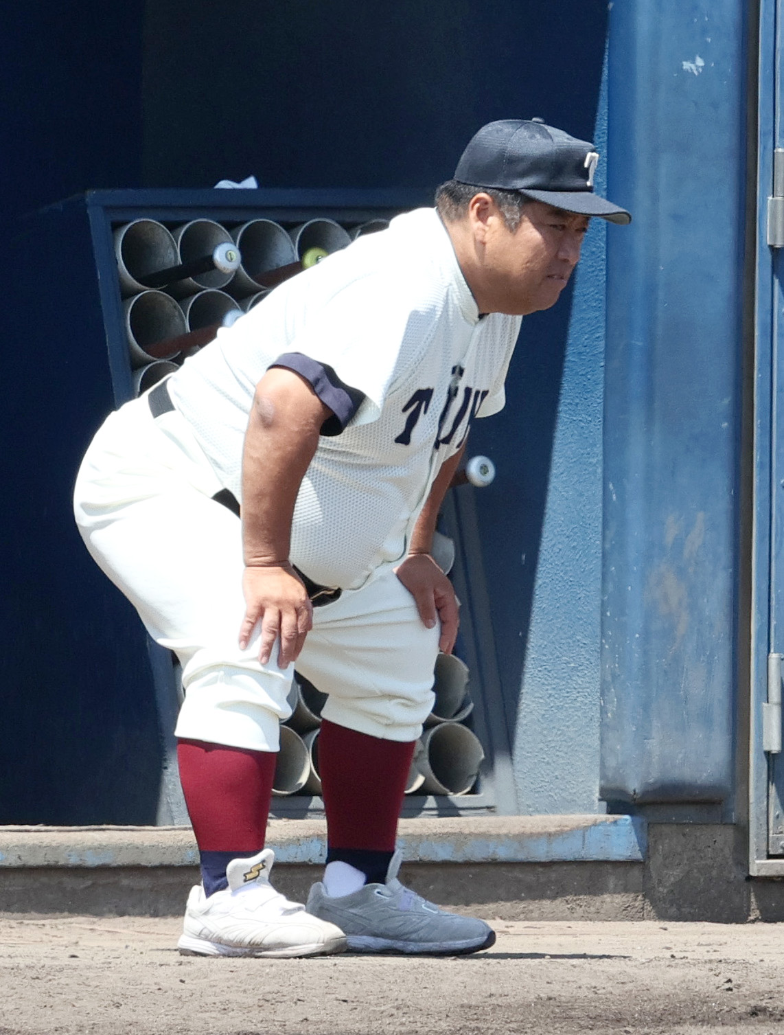 箕面学園対大阪桐蔭　試合を前に、四股をふんで気合いを入れる大阪桐蔭の西谷監督（撮影・上山淳一）