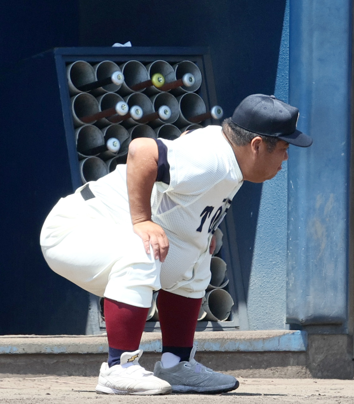 箕面学園対大阪桐蔭　試合を前に、四股をふんで気合いを入れる大阪桐蔭の西谷監督（撮影・上山淳一）