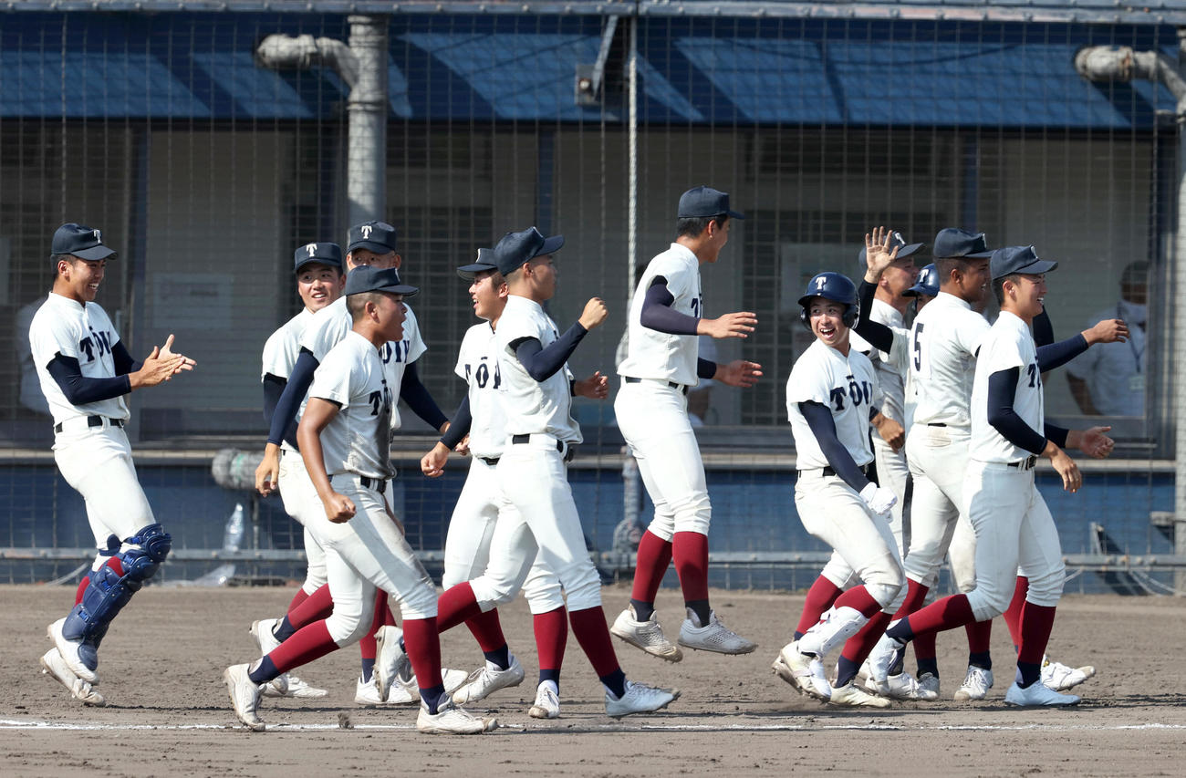 箕面学園対大阪桐蔭　タイブレーク10回裏大阪桐蔭1死二、三塁、山田の左前適時打でサヨナラ勝ちし歓喜する大阪桐蔭ナイン（撮影・上山淳一）