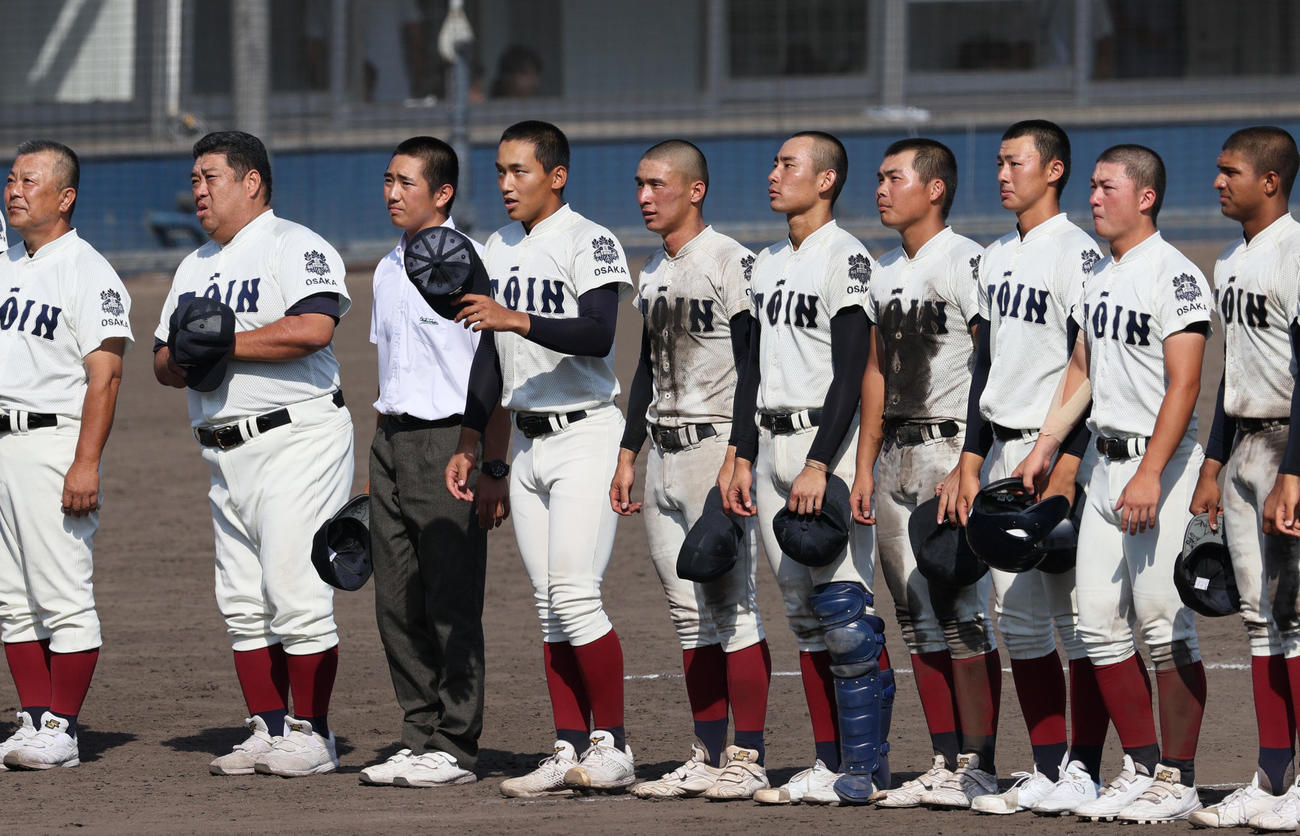 箕面学園対大阪桐蔭　箕面学園にタイブレークで勝利し、応援席にあいさつする大阪桐蔭前田悠伍（左から4人目）らナイン（撮影・上山淳一）