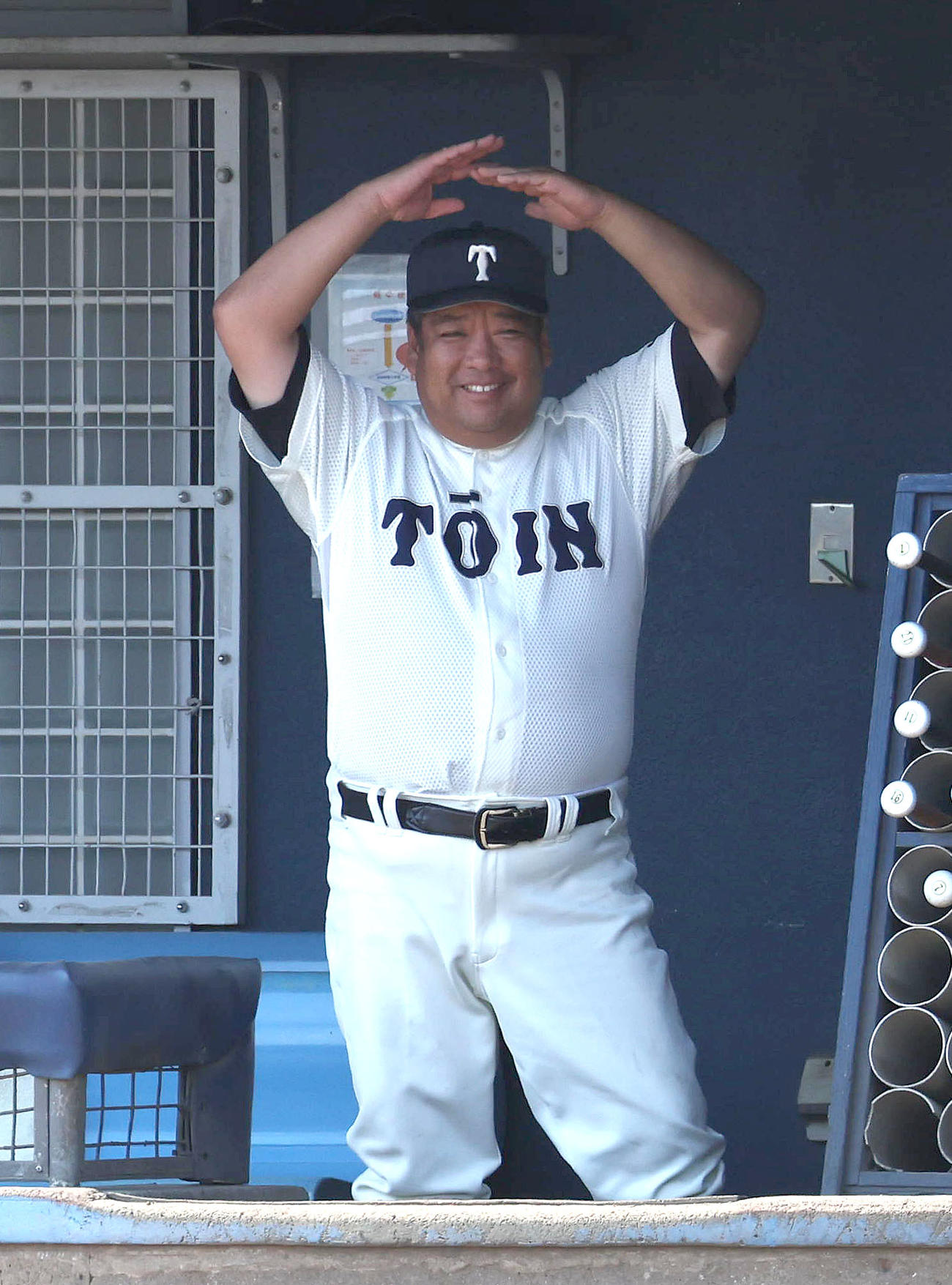 箕面学園対大阪桐蔭　丸を作りナインに指示を出す大阪桐蔭・西谷監督（撮影・白石智彦）