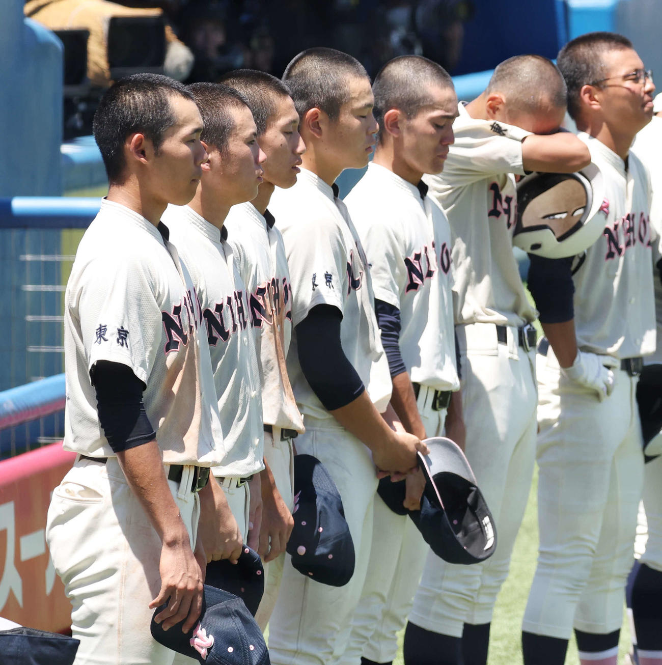 日大鶴ケ丘対日大三　決勝で敗れ、悔しさを見せる日大鶴ケ丘・高見沢（左端）ら選手たち（撮影・宮地輝）