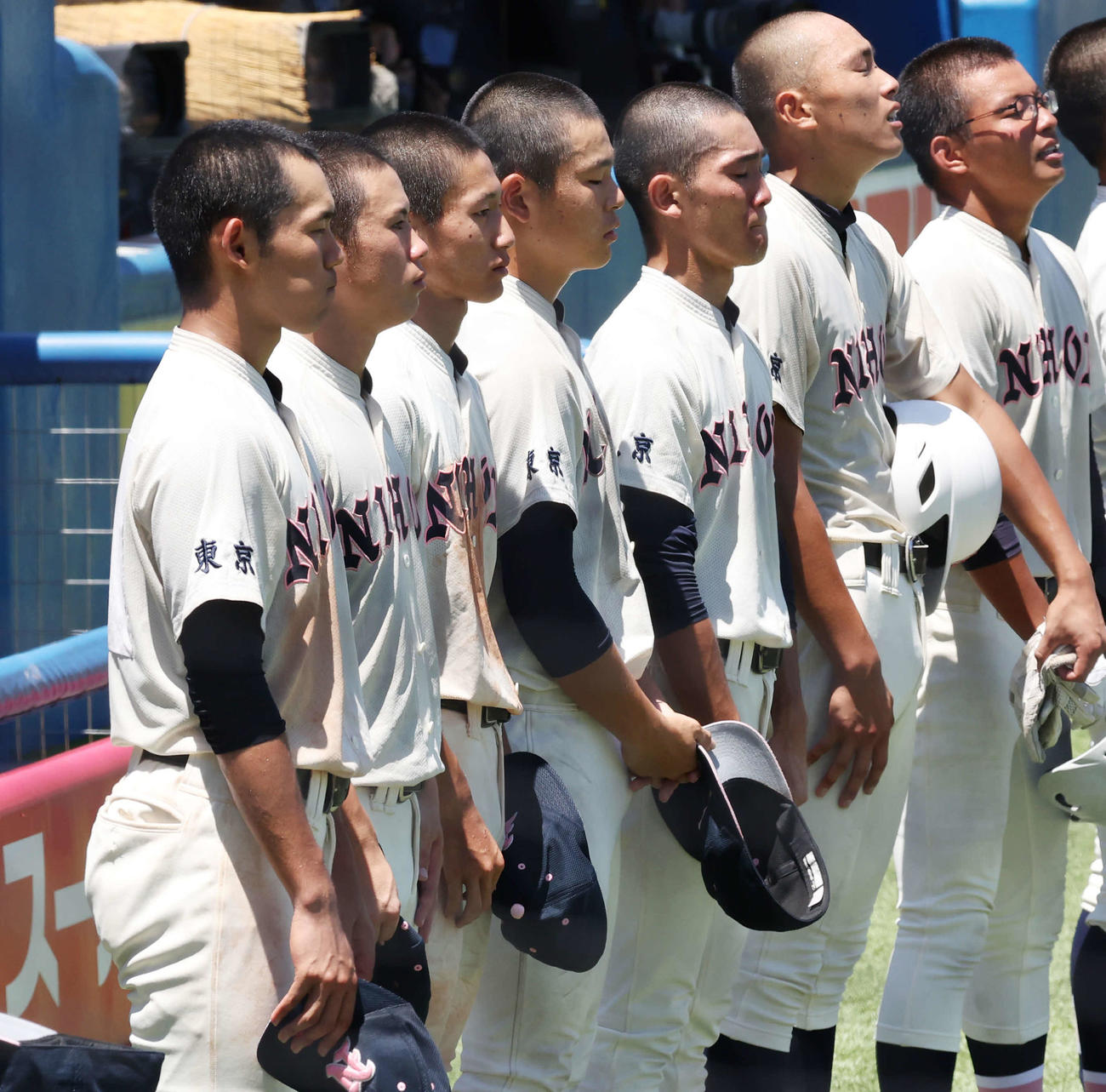 日大鶴ケ丘対日大三　決勝で敗れ、悔しさを見せる日大鶴ケ丘・高見沢（左端）ら選手たち（撮影・宮地輝）