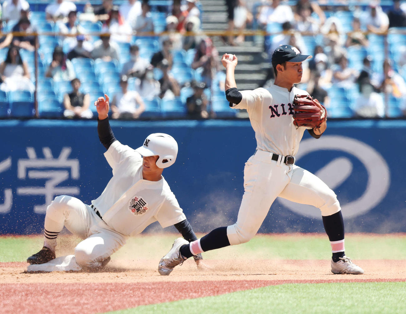 日大鶴ケ丘対日大三　3回裏日大三1死一塁、二宮の遊併殺打を一塁に送球する高見沢（右）（撮影・宮地輝）