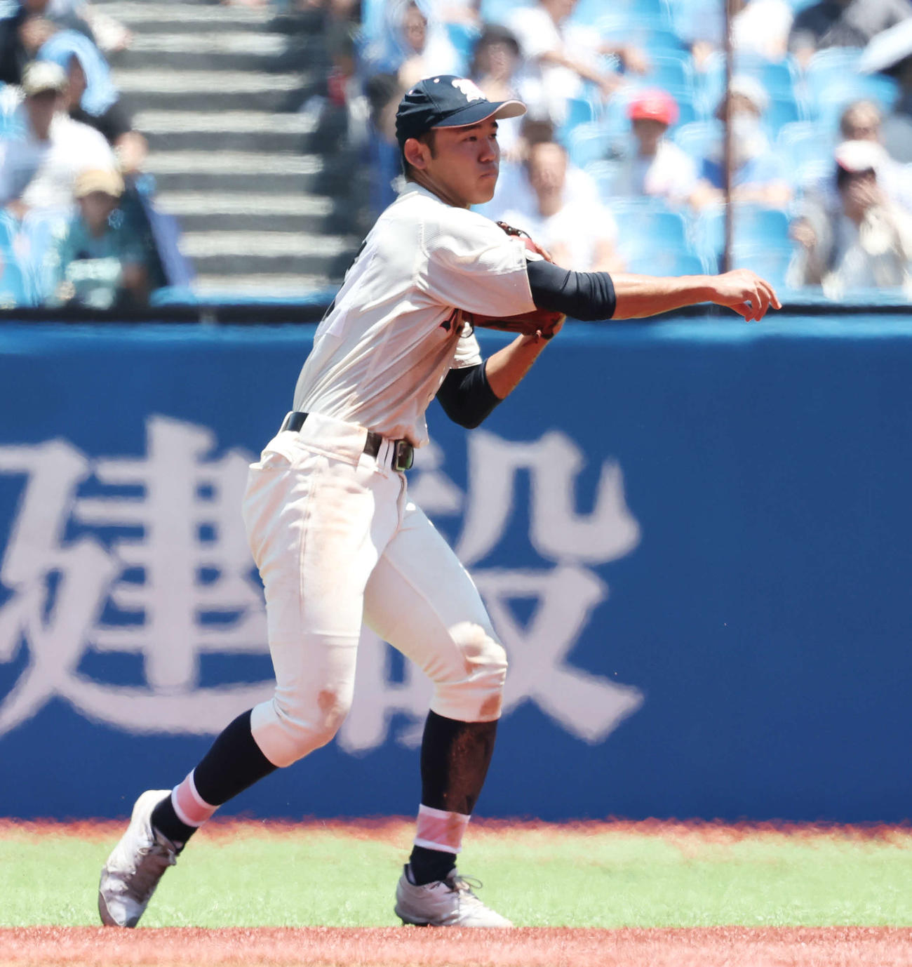 日大鶴ケ丘対日大三　6回裏日大三無死、二宮の打球を一塁に送球する高見沢（撮影・宮地輝）