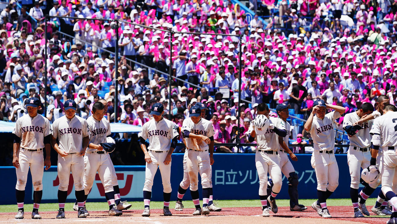日大鶴ケ丘対日大三　日大三に敗れ肩を落とす日大鶴ケ丘ナイン（撮影・横山健太）