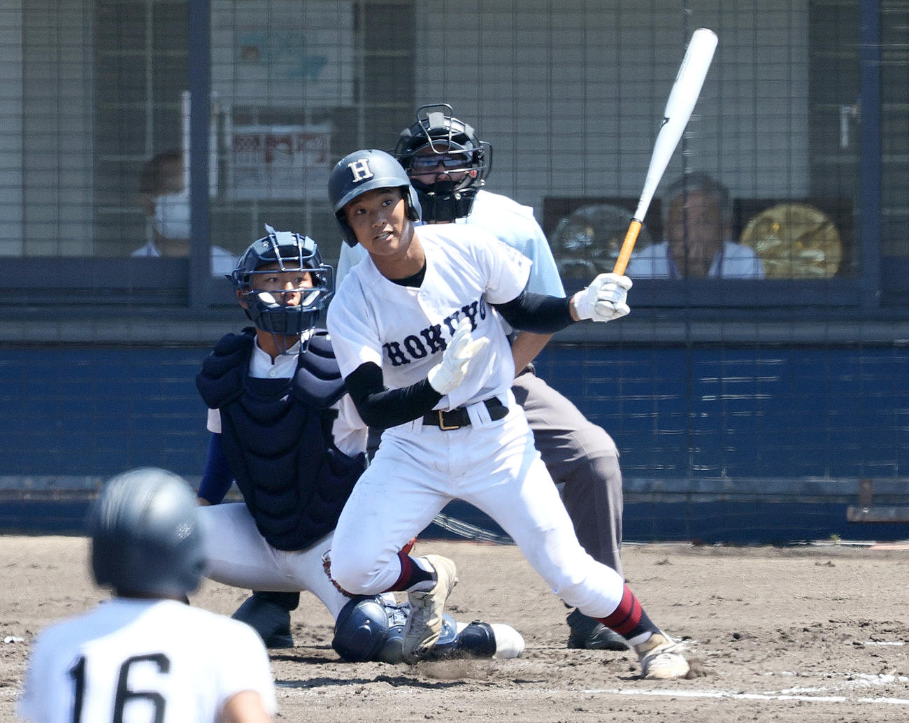 履正社対関大北陽　3回表関大北陽1死満塁、石田は左前適時打を放つ（撮影・上山淳一）