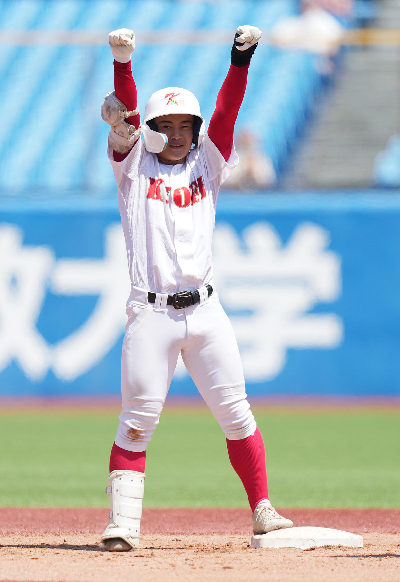 共栄学園対東亜学園　1回表共栄学園2死二塁、右適時二塁打を放った前田は両手を突き上げる（撮影・鈴木みどり）