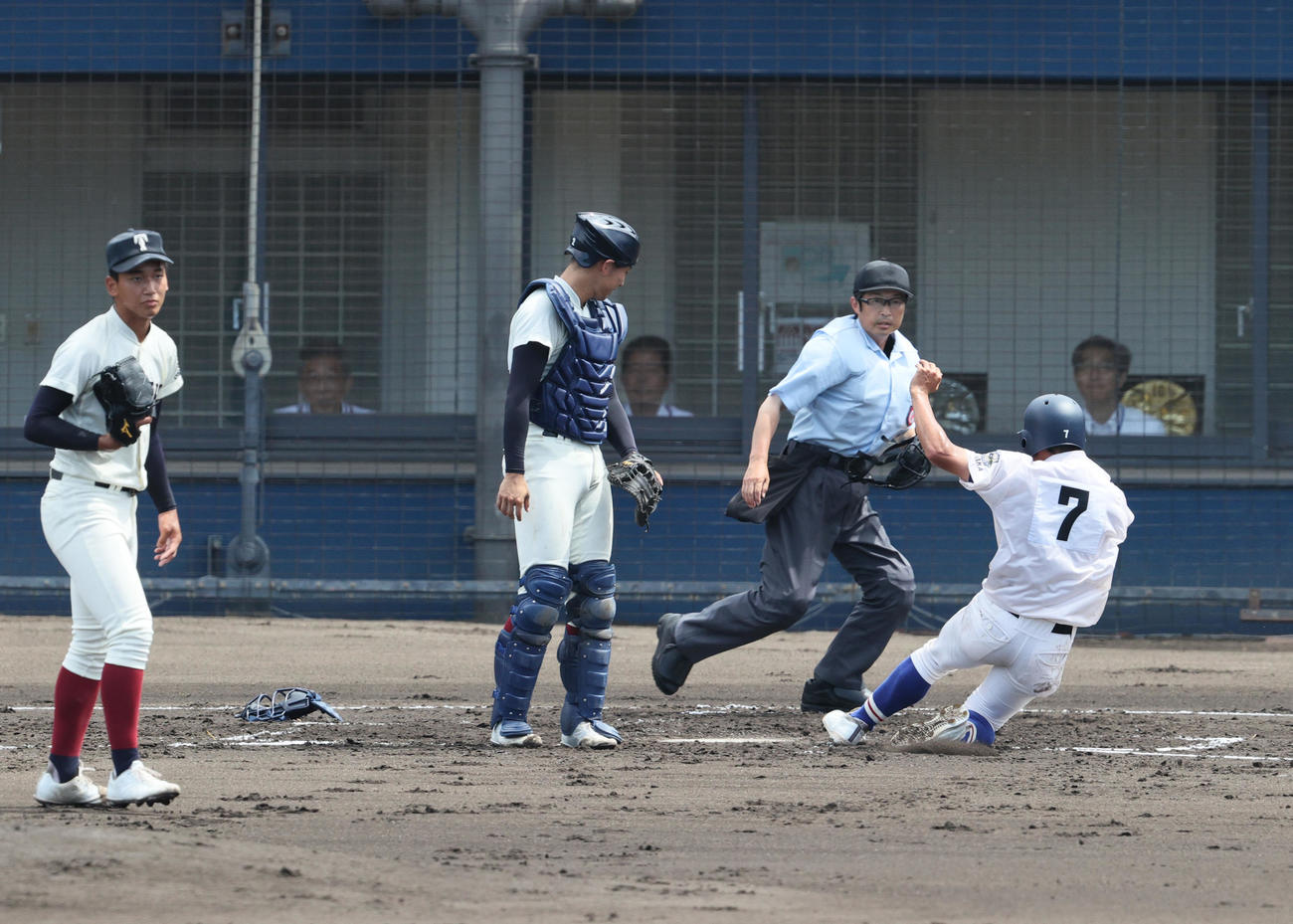 履正社対大阪桐蔭　2回表履正社1死二、三塁、只石の三ゴロ失策で三走西田（右）が先制生還する。左は投手前田（撮影・上山淳一）