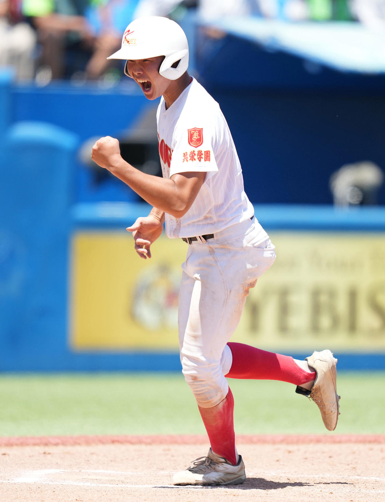 共栄学園対東亜学園　3回表共栄学園1死二、三塁、菊池の左犠飛で生還し、ガッツポーズする三塁走者牟田口（撮影・鈴木みどり）
