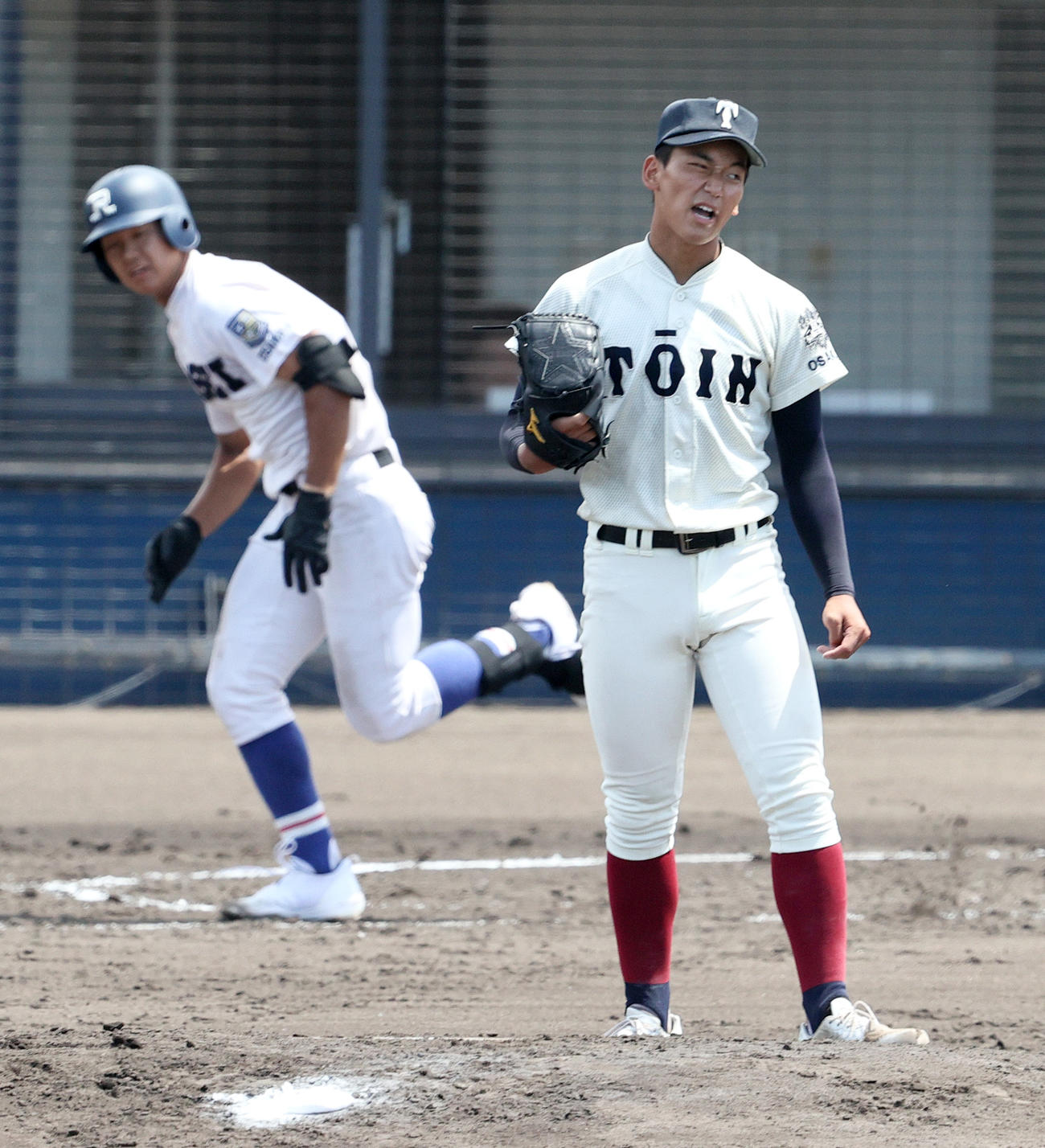 履正社対大阪桐蔭　4回表履正社無死、前田（手前）は森田に中前打を打たれ悔しがる（撮影・上山淳一）