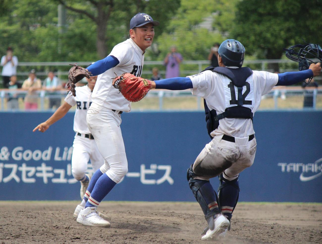 大阪　履正社対大阪桐蔭　優勝を決め喜ぶ履正社バッテリー（撮影・柏原誠）