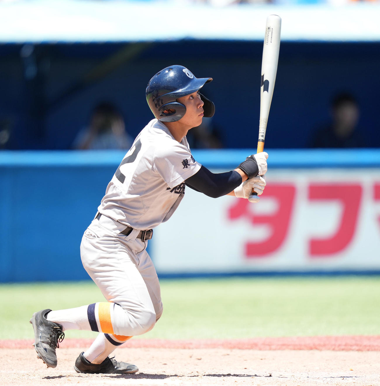 共栄学園対東亜学園　4回裏東亜学園1死一、二塁、右2点適時二塁打を放つ佐藤（撮影・鈴木みどり）