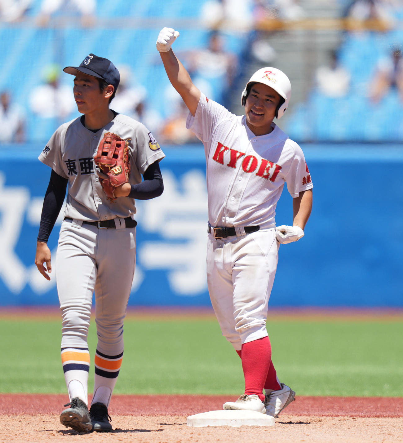 共栄学園対東亜学園　5回表共栄学園2死二塁、左適時二塁打を放った菊池（右）はガッツポーズ（撮影・鈴木みどり）
